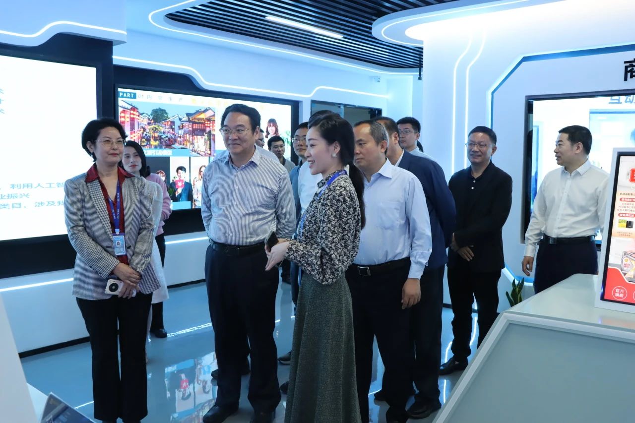 荣迎各地考察团向导 共创AI智能新未来