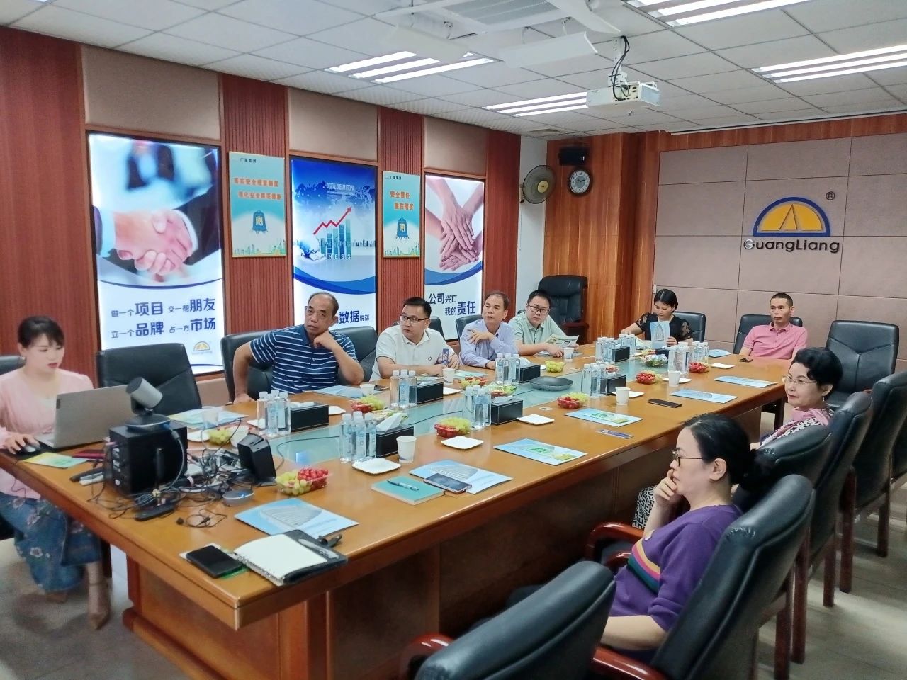 高州市根子镇政府党委及商会向导一行莅临W66最给力的老牌娱乐集团交流座谈同营生长