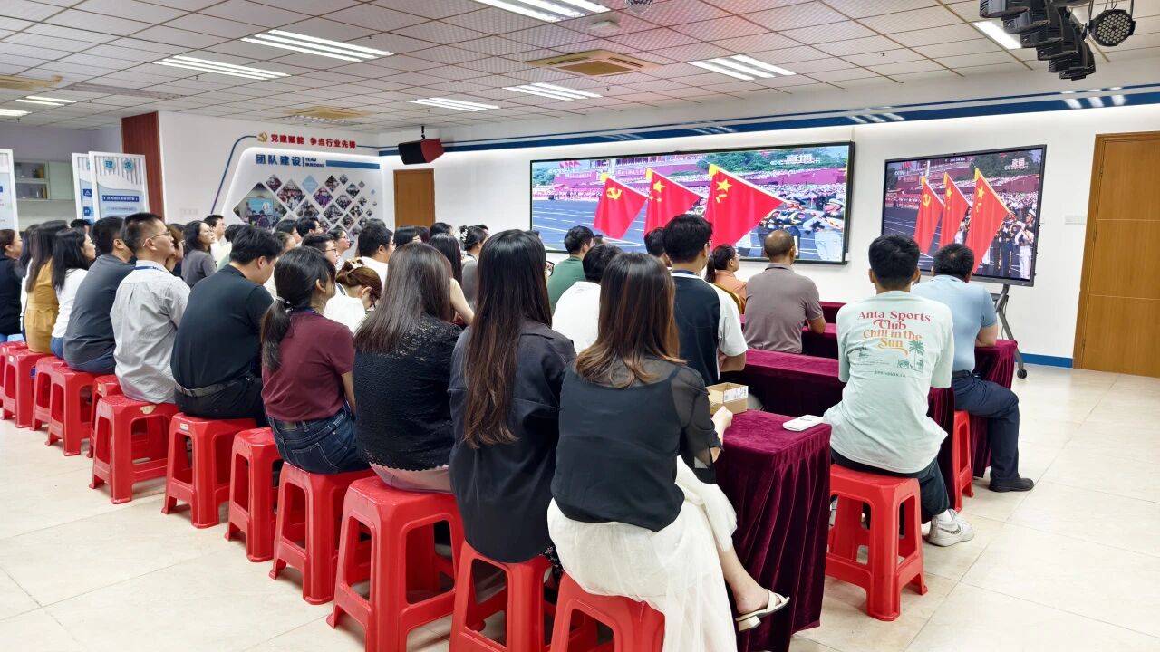 W66最给力的老牌娱乐集团丨凝聚爱国磅礴实力！！！集团组织全员寓目阅兵仪式